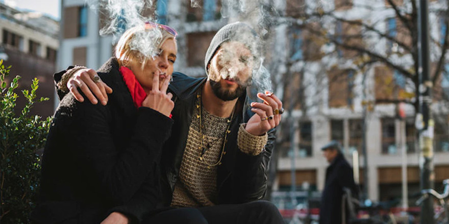 Her üç gençten ikisi sigara içenlerle seks yapmak istemiyor