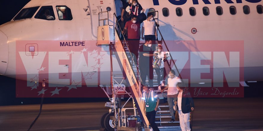 İlk uçak indi: "11 kişi karantinaya alındı"