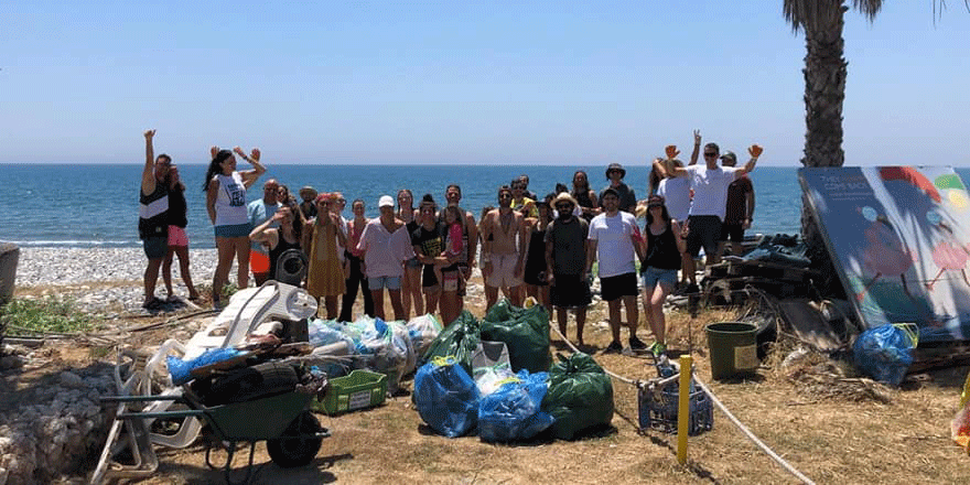 Alagadi plajından yaklaşık 200kg çöp toplandı