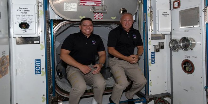 ABD'li astronotlar Space X aracıyla dünyaya döndü
