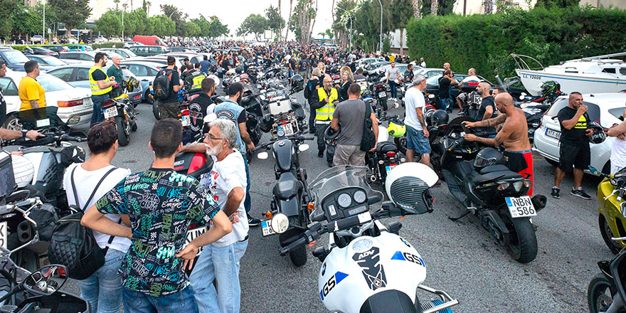 Motosikletçiler gece sürüş yasağını protesto etti