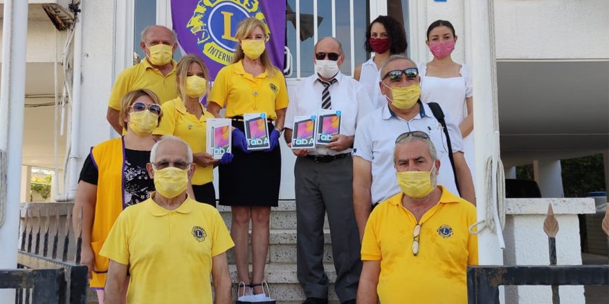 Görme Engelliler okuluna tablet ve maske bağışı