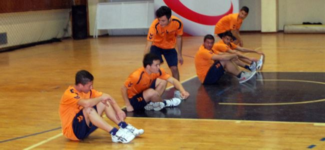 Gençler salona indi