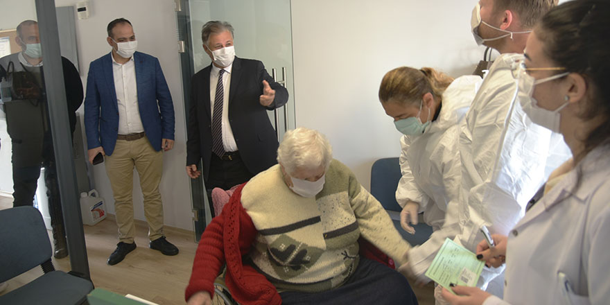 Pilli, Lefkoşa'daki aşı merkezine ziyarette bulundu