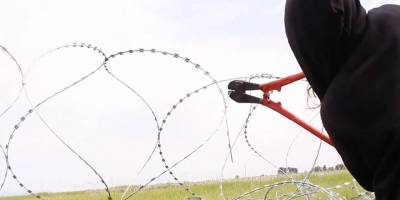 Dikenli telleri kestiler, barış mesajı verdiler