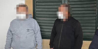 Görevli askerler tarafından yakalandılar