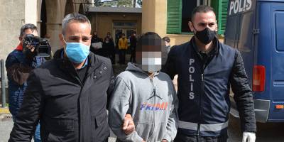 Yaşlı kadını odaya kilitledi, makasla tehdit etti