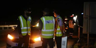 İki kadın bir adamı kovalayarak saldırdı