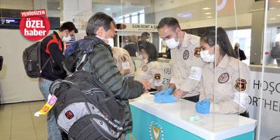 390 yolcunun 23’ü çipli bileklikle ev karantinasına