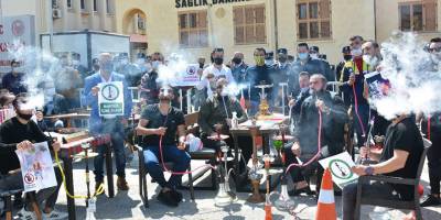 Sağlık Bakanlığı önünde nargileli eylem
