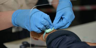 580 kişiye bileklik takıldı,  1 turist yüzerek halk plajına geçti