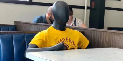 Restorandaki mankenleri gerçek sanıp polisi aradılar