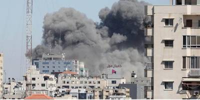 İsrail ordusu, içinde gazetecilerin ofisinin bulunduğu binayı vurdu