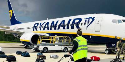 Gazeteciyi tutuklamak için yolcu uçağına acil iniş yaptırdılar