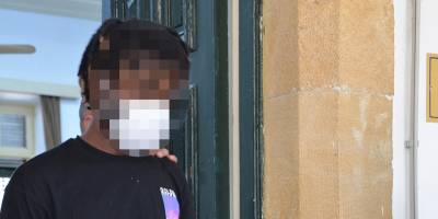 Uyuşturucuları pencereden attı