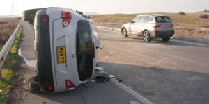 Ters şeride geçti, yan yattı