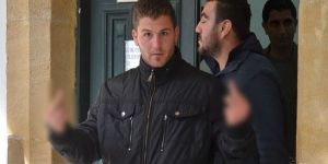 Telefonları açmadığı için, eşini darp etti!