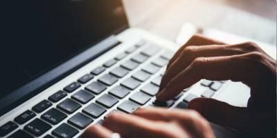 Kamerasını açık unutan öğrenci, online ders sırasında seks yaparken yakalandı