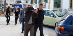 Kağıda sarılı eroinle yakalandı