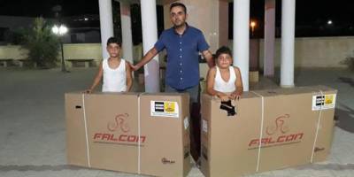 Namaz kılan çocuklara bisikletleri dağıtılıyor