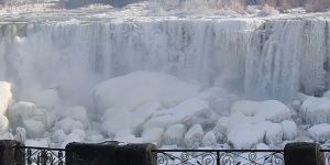 Niagara Şelalesinden buz akıyor
