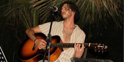 Fikri’nin akustik halleri bir başka güzel oluyor