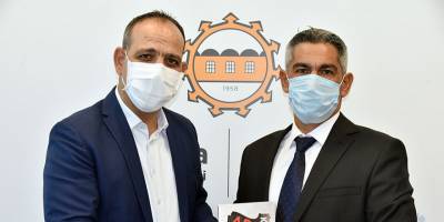 Tomgüsehan, “Ada Karanlığı” isimli romanını Harmancı’ya takdim etti