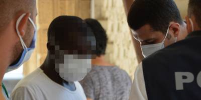 Valizinden 70 adet cep telefonu çıktı