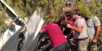 Tır yoldan çıktı, devrildi, sıkışan sürücü ekiplerce çıkarıldı