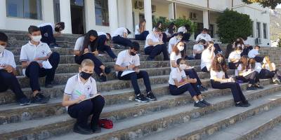 47 öğrenciyle, ‘tribünlerde ders’!