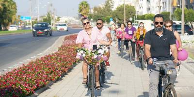 Süslü kadınlar bisikletleriyle Gönyeli’de yollardaydı