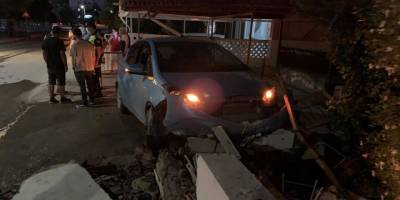 Direksiyon hakimiyetini kaybeden alkollü sürücü bahçe duvarına çarptı