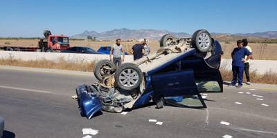 Direksyon hakimiyetini kaybetti, bariyerlere çarptı