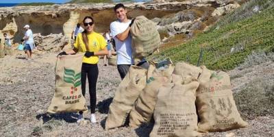 Plajdan 39 torba çöp topladılar