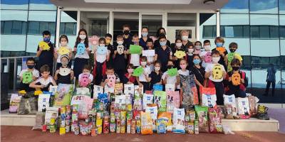 Kedi ve köpek maması toplayıp barınağa götürdüler