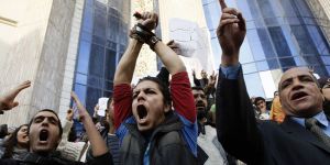 20 kişiye yurt dışına çıkış yasağı