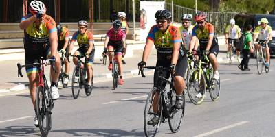 Bisikletçiler çocuklar için pedal çevirdi