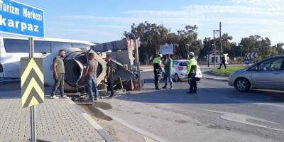 İSKELE’DE BETON MİKSERİ DEVRİLDİ, SÜRÜCÜ HAFİF YARALANDI