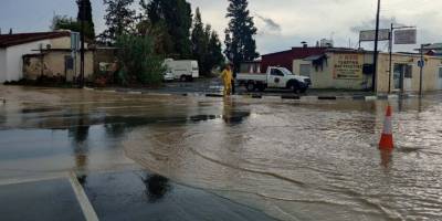 Aşırı yağışlar Larnaka’yı Venedik’e çevirdi