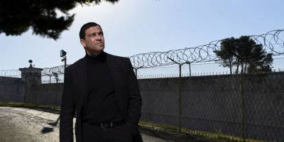 Netflix çekimi için kelepçeli cezaevine girdi