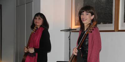 İki gitarla iki kadın klasik bir dünya turu attılar