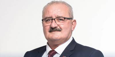 “Yurt dışında okuyan çocuklarımıza devlet desteği şart”