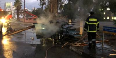 Elektrik direğine çarptı, alev aldı: 1 yaralı