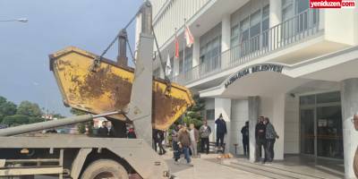 Maaşlarını alamayan işçiler belediye önüne çöp dökmek istedi
