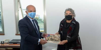 Sevil Emirzade, Gönyeli Belediye Başkanı Benli'ye kitaplarını takdim etti