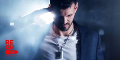 Turgut Yenağralı yepyeni şarkısı ve ilk klibi ile izleyicilere merhaba dedi!