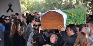 Kızının tabutunu taşıdı