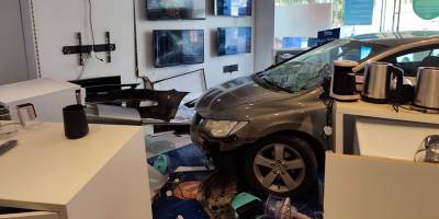 Kontrolsüzce savruldu, mağazaya girdi