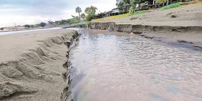 Limasol’daki Vali Plajı ikiye bölündü