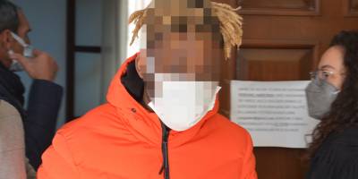 Araçtan laptop çaldı, satmak istedi